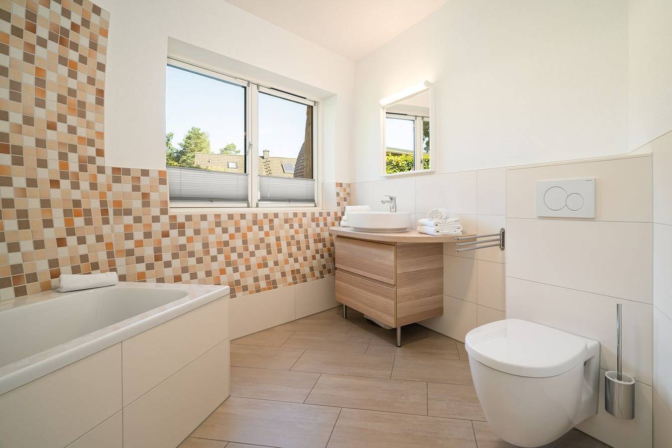 Kugelhaus Selene – Rundes Design, Kaminfeuer & Terrasse am Tollensesee in Tollensesee, Penzlin