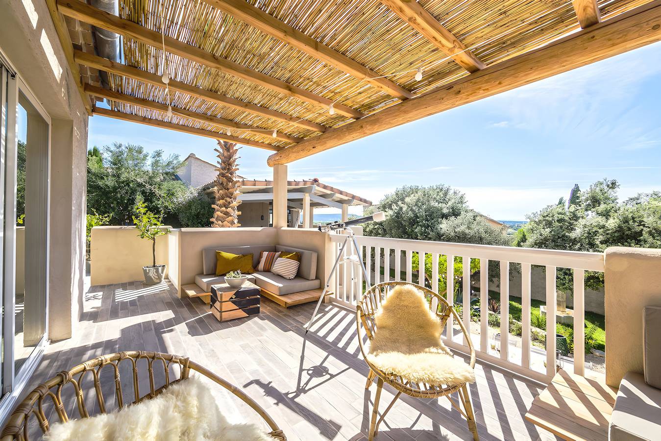Maison de vacances « Villa de 3 à 9 pers avec piscine », vue montagne, Wi-Fi, climatisation in Castillon-du-Gard, Région de Nîmes