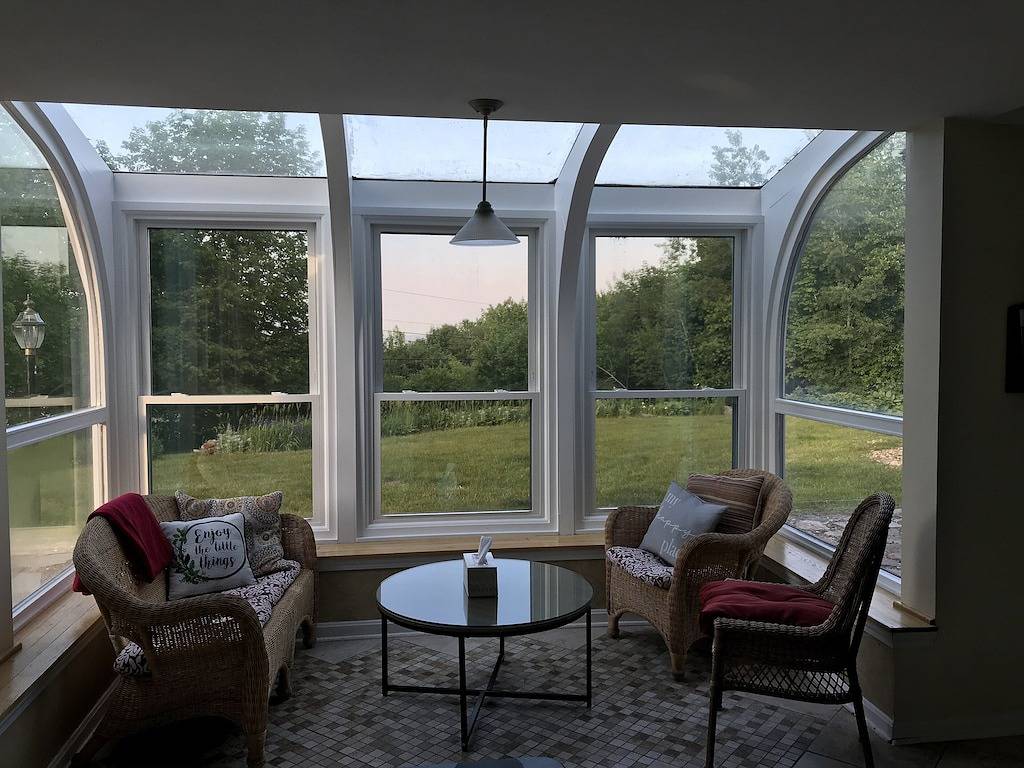 Glass House Getaway- 3 Minutes to Gunstock & Pet Friendly! in Gilford, Lake Winnipesaukee