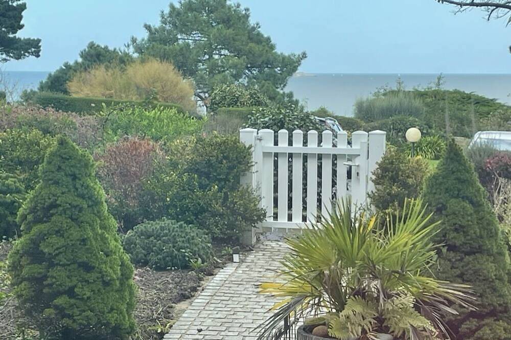 Appartement entier, Coquet appartement Rdc avec terrasse jardinet vue mer, à 50 m de la plage in Carantec, Ceinture Dorée