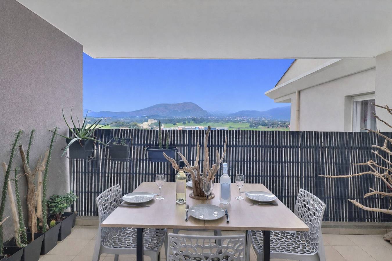Appartement entier, Evasion Tropicale - Terrasse et vue montagne. in Sarrola-Carcopino, Région d'Ajaccio