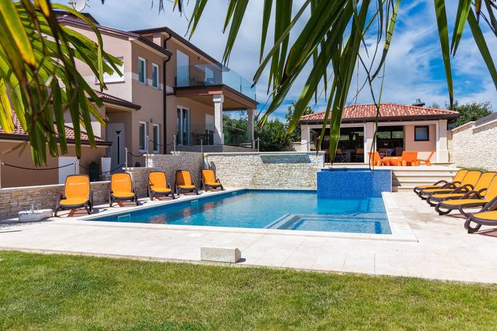 Villa für 18 Personen mit Balkon in Valtura, Südküste Istrien