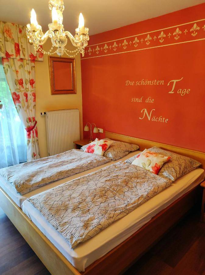 Ferienwohnung für 4 Personen, mit Balkon und Terrasse sowie Garten und Ausblick in Grafenwiesen - 2
