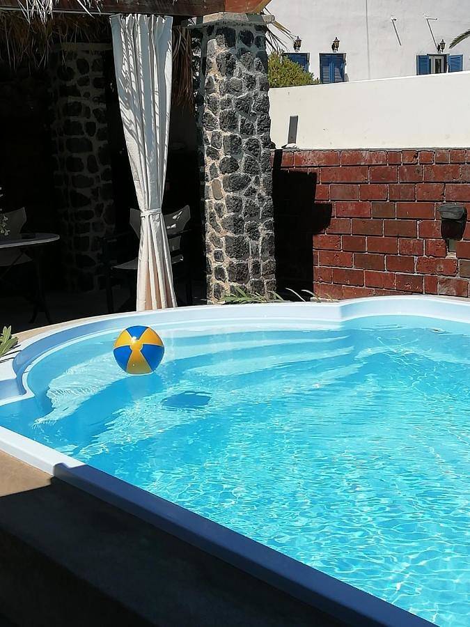 Location de vacances pour 10 personnes, avec jardin ainsi que vue et piscine à Perissa