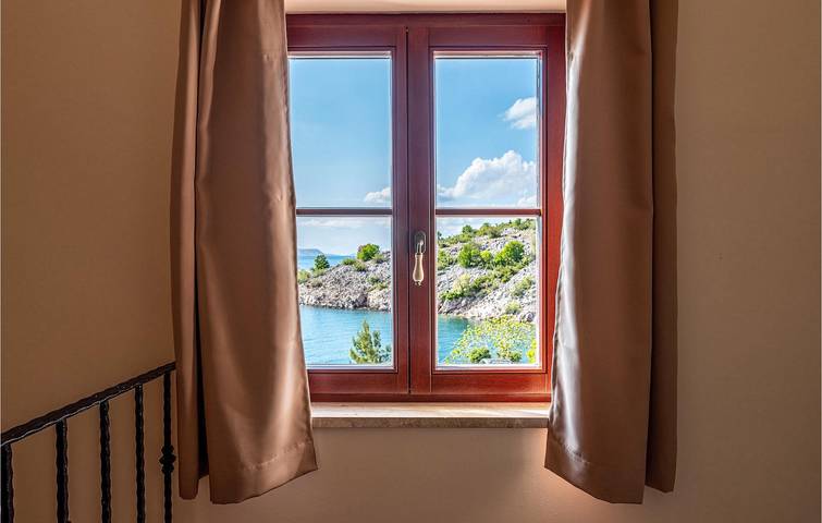 Cozy 1.5km to Beach: 350sqm Apartment with Pool and Parking in Lukovo Šugarje, Kvarn land