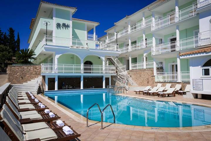 Appart’hôtel pour 2 personnes, avec Balcon et Terrasse ainsi que Jardin et Bassin pour enfant