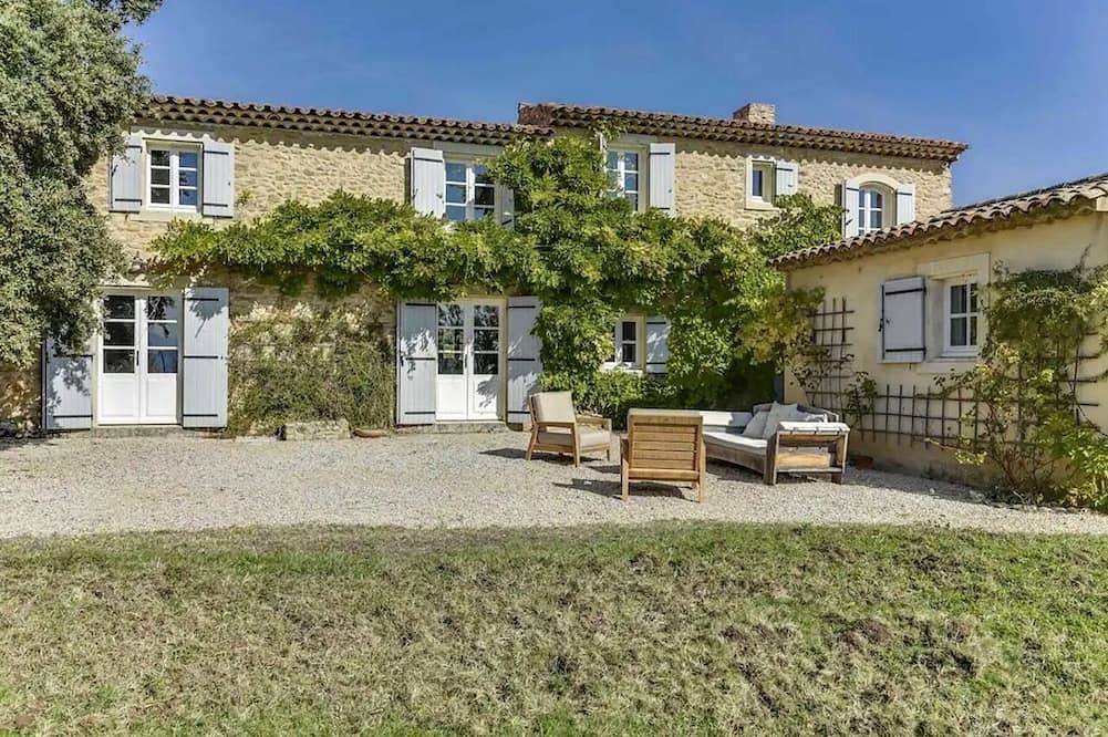Dreamlike sheepfold in the heart of the Luberon vineyards in La Tour-d'Aigues, Parc naturel régional du Luberon