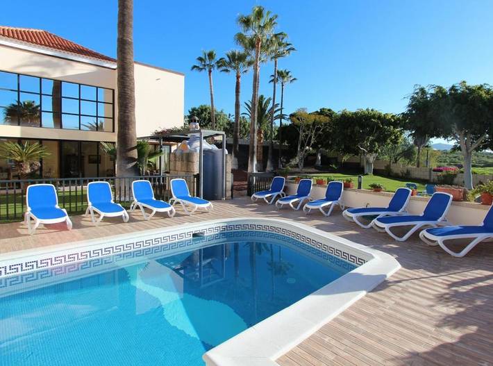Chalet para 20 personas, con Balcón y Terraza además de Jardín y Piscina en Chayofa