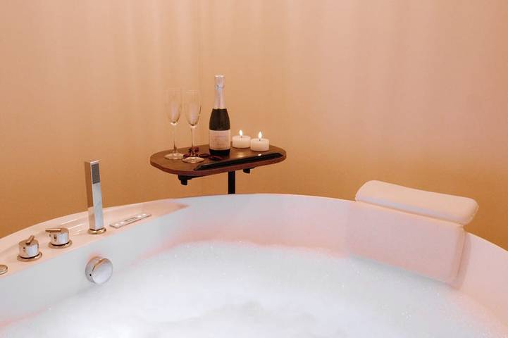 Gîte pour 4 personnes, avec Jacuzzi ainsi que Terrasse et Jardin à Montignac-Charente