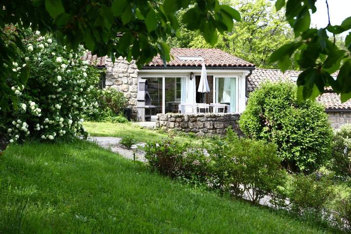 Lodge pour 21 personnes, avec jardin et piscine ainsi que vue et sauna