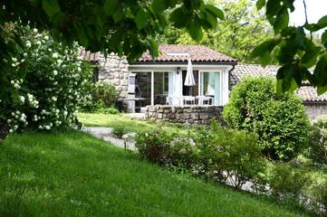 Cottage pour 21 personnes, avec piscine et sauna ainsi que vue et jardin à Saint-Basile