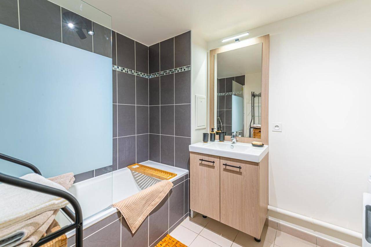 Appartement entier, Two-Bedroom Apartment in Massy, Essonne