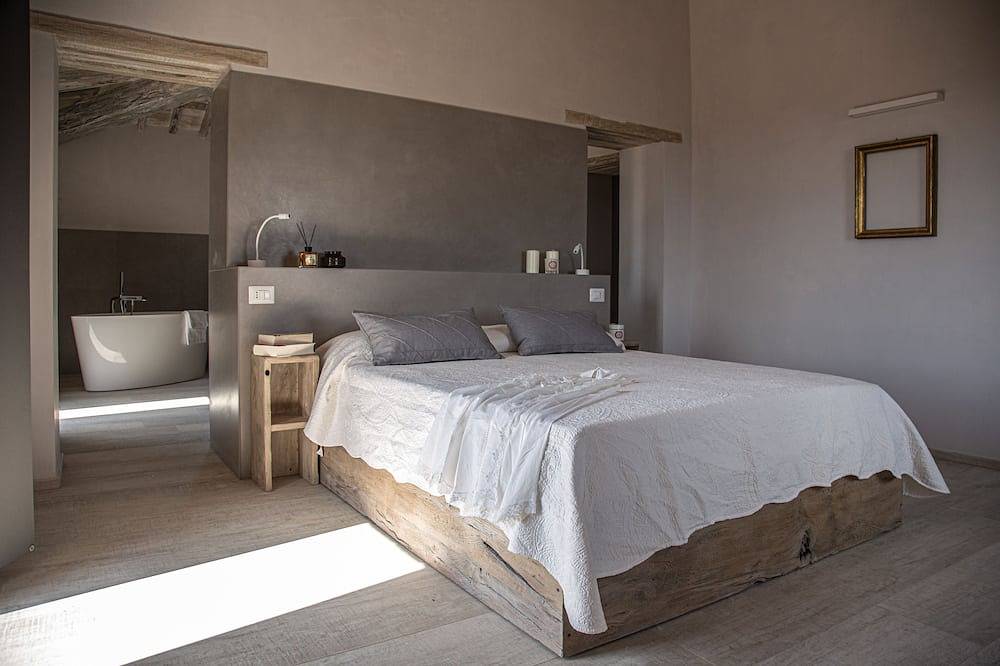 Authentic Tuscan Villa with infinity pool & stunning views of Val d'Orcia in Torrita di Siena, Siena Provinz