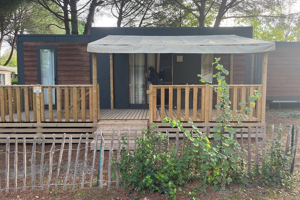In Provence, Luberon Comfortable mobile home in a 4-star campsite in Cadenet, Parc naturel régional du Luberon