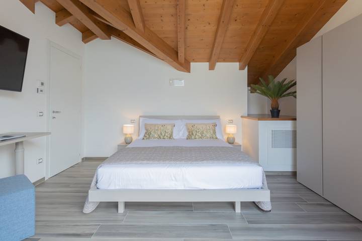 Appartement de vacances pour 6 personnes, avec vue sur le lac ainsi que vue et terrasse, animaux acceptés