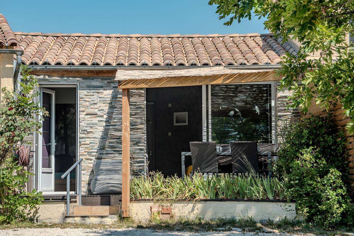 Appartement entier, Appartement avec terrasse privative et piscine in Mévouillon, Région de nyons