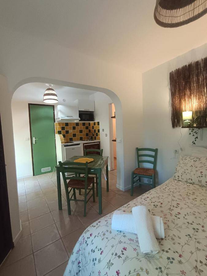 Chambre d’hôte pour 2 personnes, avec jardin et vue ainsi que piscine et terrasse, animaux acceptés à Le Cannet-des-Maures - 2