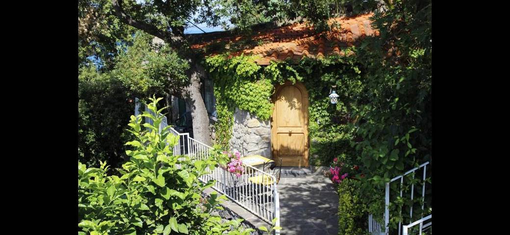 Ferienwohnung für 2 Personen, mit Terrasse und Garten sowie Ausblick