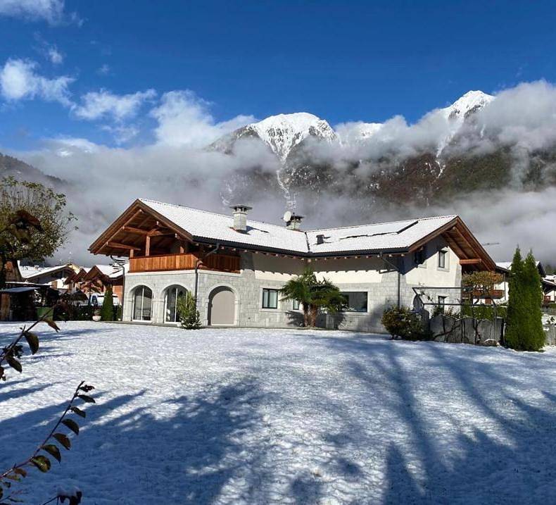 Double Room with Private Bathroom in Pinzolo, Dolomiti di Brenta