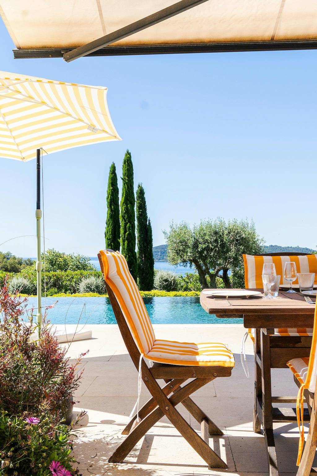 Blick auf die Reede von Toulon mit Swimmingpool in Toulon, Mittelmeerküste (Frankreich)