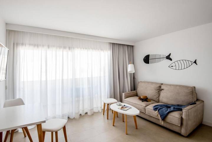 Apartahotel para 4 personas, con Balcón además de Terraza y Piscina en Formentera