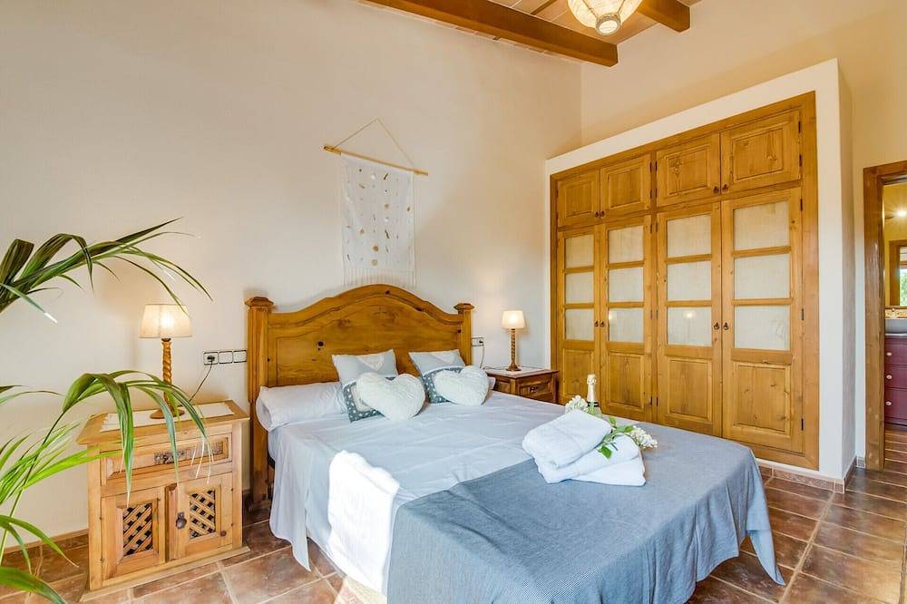 Centrally located Finca Mallorca Sa Tanqueta Pool in Inca, Majorca Center