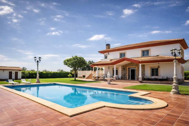 Casa de vacaciones para 14 personas, con piscina además de vistas y jardín en La Carlota