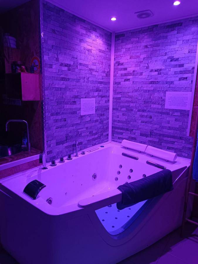 Location de vacances pour 2 personnes, avec jacuzzi ainsi que sauna et terrasse à Verton