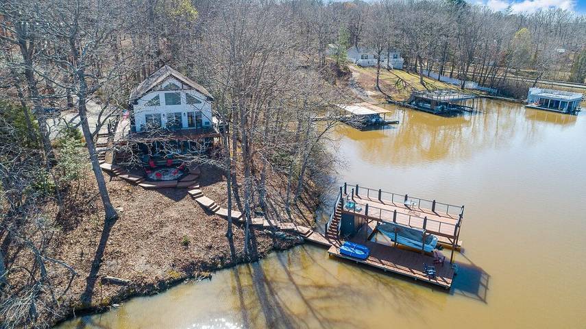 Vacation rental for 18 people, with yard in Lake Gaston
