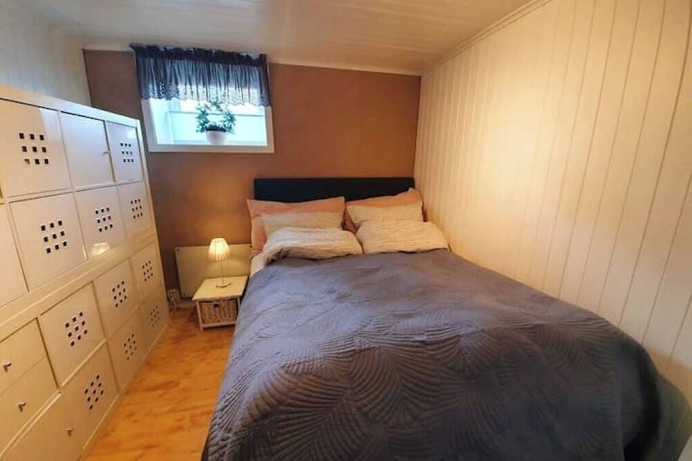 Ganze Wohnung, Welcome to our cozy, central apartment - a quiet respite in the middle of the city in Sentrum, Bodø