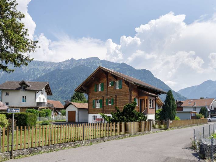 Ferienhaus für 5 Personen, mit Balkon und Terrasse sowie Garten und Ausblick im Berner Oberland