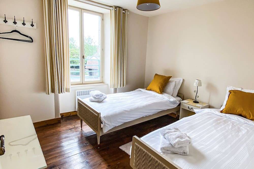 Comfortable Historic Gite for 14 persons - Hottub/ Use of Tennis Court opposite in Montanel, Région d'Avranches