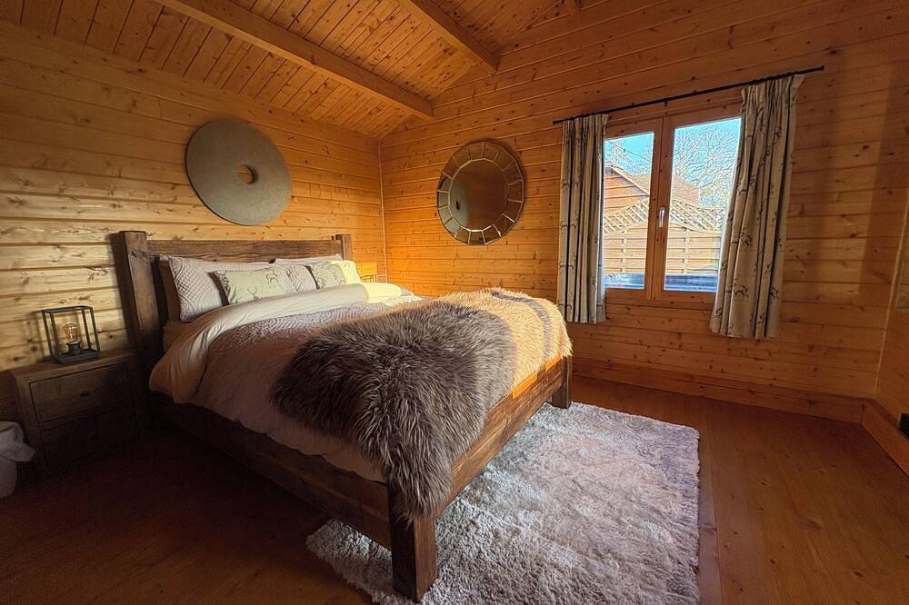 Luxury Lodge retreat with hot tub in Warwickshire