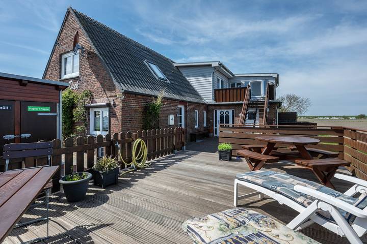 Apartamento inteiro, Apartamento de férias 'Huus Achtern Diek' com terraço partilhado e Wi-Fi in Nordstrand (Municipality), Nordstrand