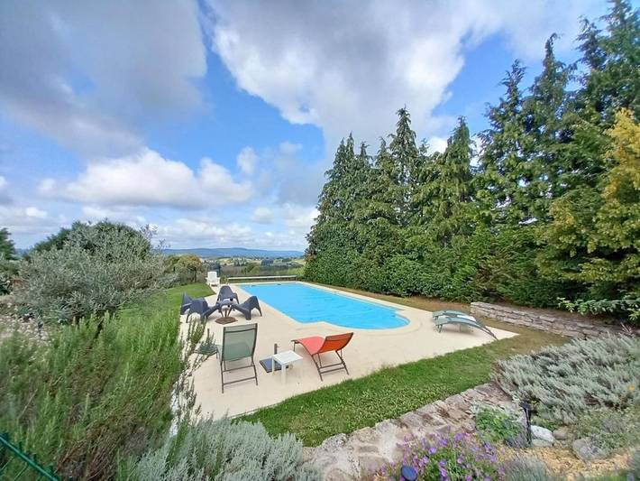 Location de vacances pour 4 personnes, avec vue ainsi que jardin et piscine à Bourganeuf - 4
