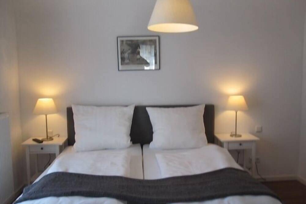 Ganze Wohnung, Ferienwohnung Milan, Gemütlichkeit mit Kaminofen, eigener Sauna und Loggia in Lissendorf, Vulkaneifel