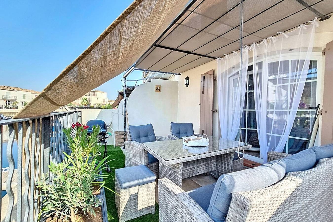 Marina 6 pers Aigues-Mortes – Terrasse, clim, vue canal et piscine commune in Aigues-Mortes, Côte d'Améthyste