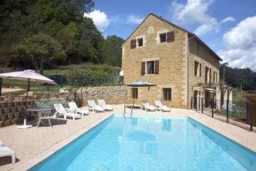 Gîte pour 7 personnes, avec jardin ainsi que terrasse et piscine à Fajoles