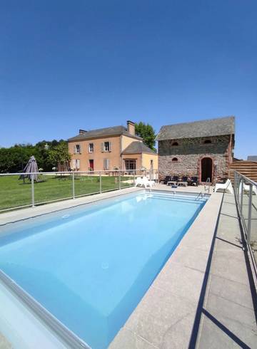 Gîte pour 10 personnes, avec piscine ainsi que jardin et terrasse à Chailland