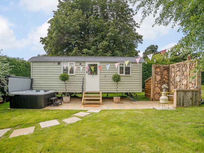 Log cabin for 2 people, with garden in Leicestershire