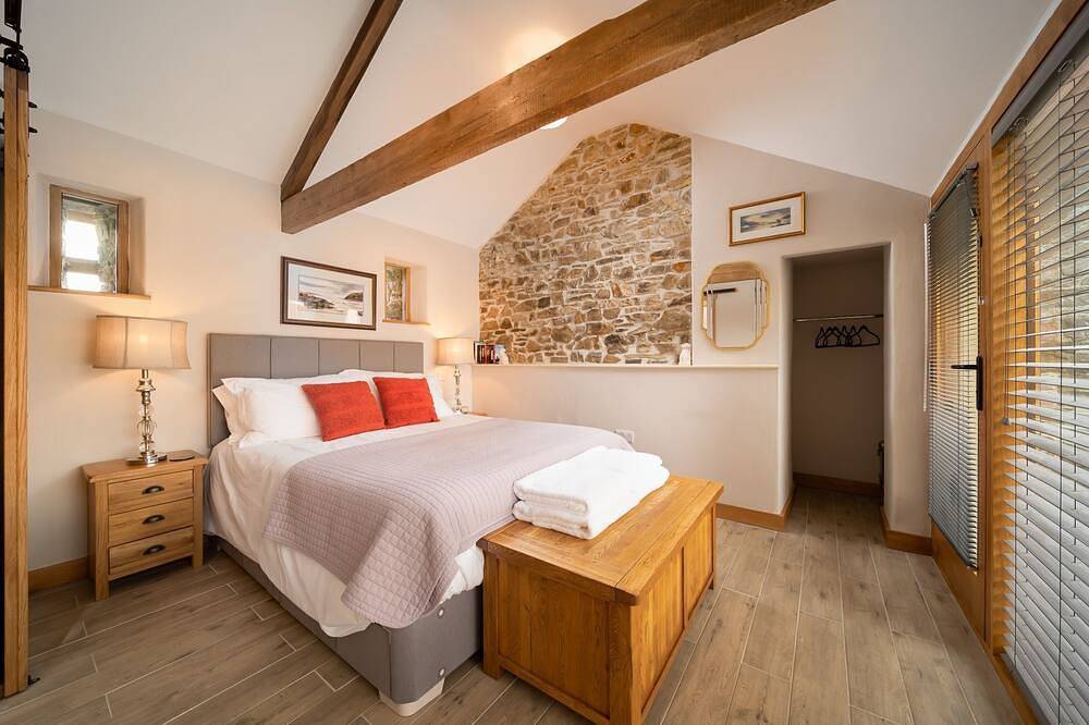 Charming countryside cottage for couples with private hot tub and communal games room. in Swimbridge, Devon