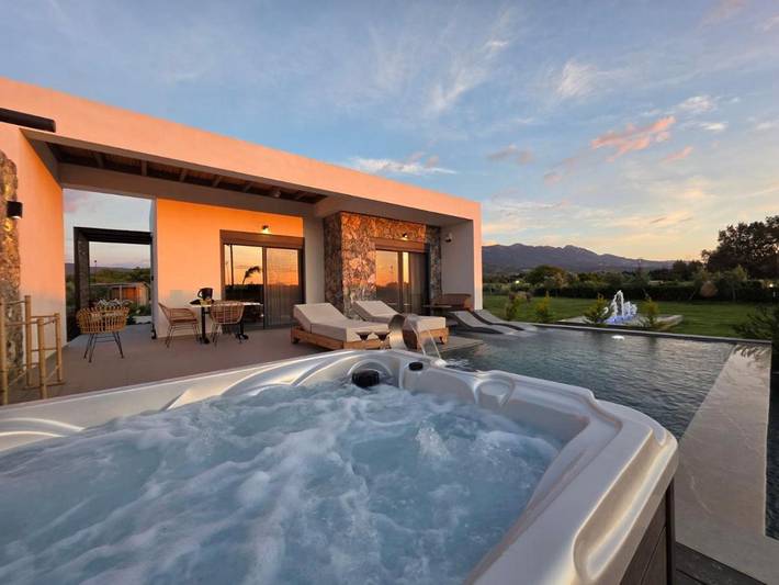 Ferienhaus für 3 Personen, mit Garten und Pool sowie Whirlpool