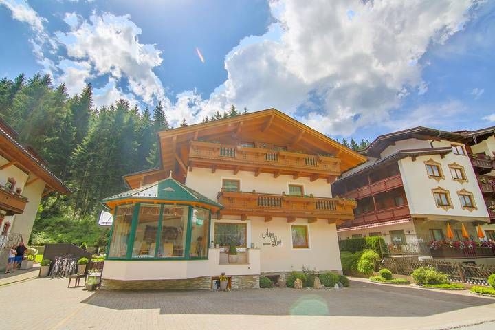 Vakantiewoning voor 2 personen, with Balkon and Terras as well as Tuin and Zwembad in Auffach