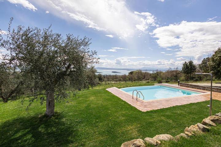 Location de vacances pour 4 personnes, avec piscine et vue ainsi que vue sur le lac et jardin à Tuoro sul Trasimeno - 3