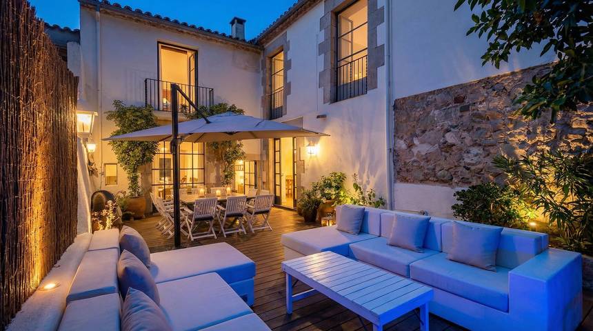 Villa for 10 people, with garden and pool, with pets in Costa Barcelona