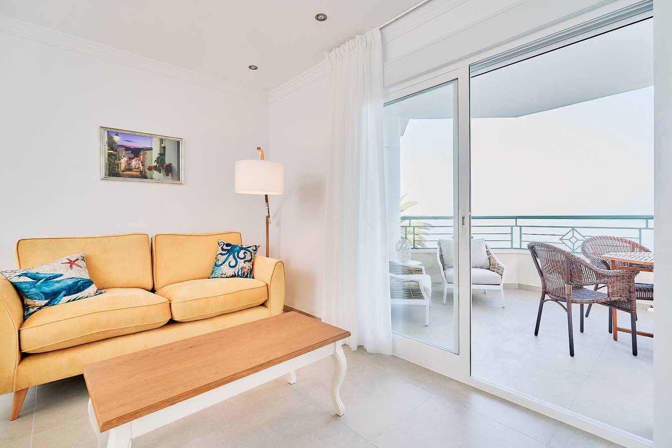 Entire apartment, Apartment 'First Line Oasis  Td05' with Sea View, Wi-Fi and Air Conditioning in Torrox Costa, Torrox