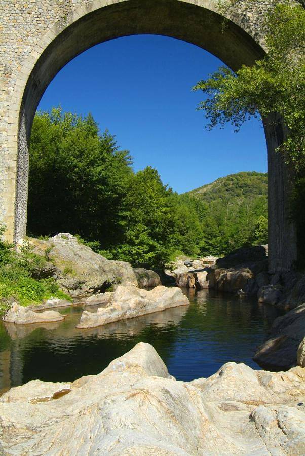 Gîte pour 5 personnes, avec vue ainsi que piscine et balcon à Meyras