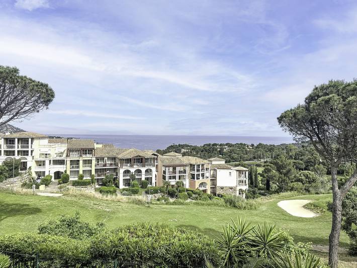 Location de vacances pour 4 personnes, avec terrasse ainsi que bassin pour enfant et jardin dans Cap Estérel