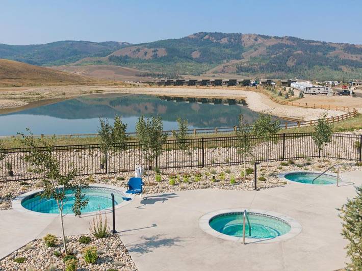 Location de vacances pour 2 personnes, avec jacuzzi ainsi que terrasse et piscine à Granby - 4