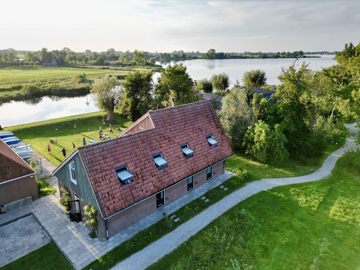 Pean-buiten — De Berch groepshuis aan het water voor 40 personen in Nationaal Park De Alde Feanen
